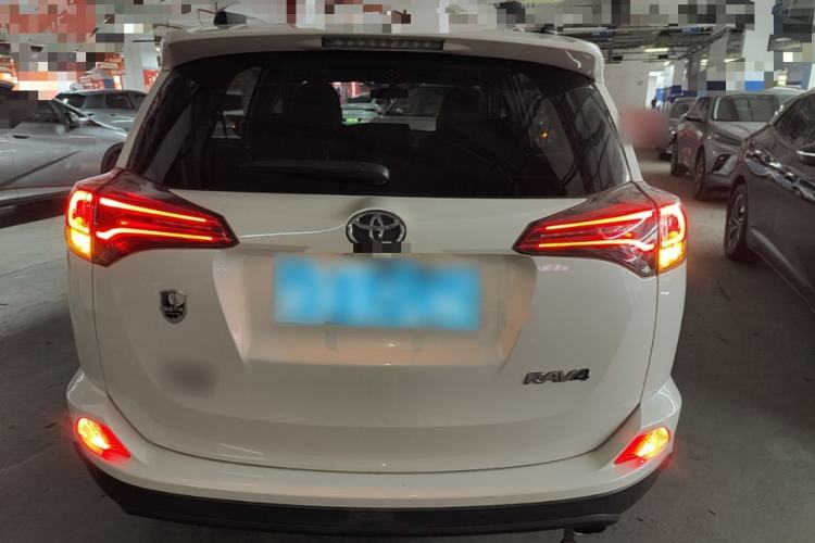 Used Toyota RAV4 2016 2.0L CVT Two-Wheel Drive Fashion Edition China V Standard Rear