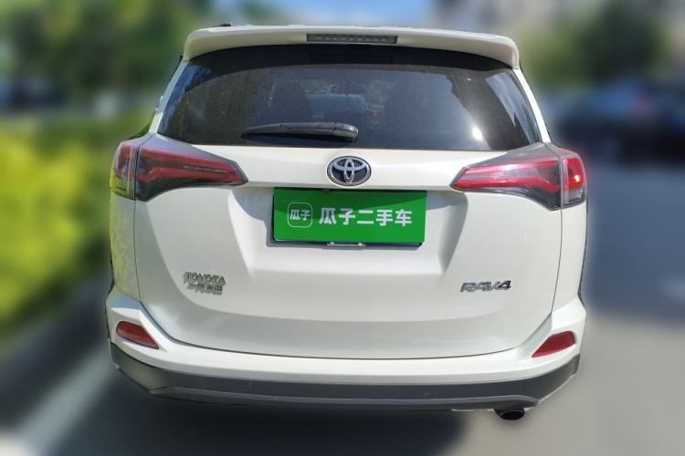 Used Toyota RAV4 2016 2.0L CVT Two-Wheel Drive Fashion Edition China V Standard Rear