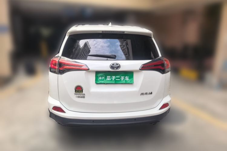 Used Toyota RAV4 2016 2.0L CVT Two-Wheel Drive Fashion Edition China V Standard Rear