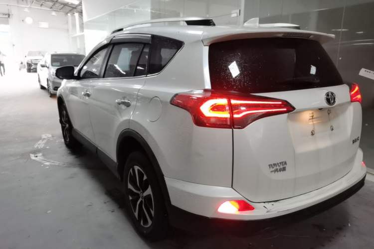 Used Toyota RAV4 2016 2.0L CVT Two-Wheel Drive Fashion Edition China V Standard Rear Left 45 Deg