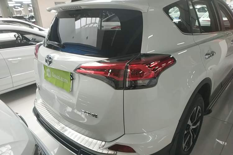Used Toyota RAV4 2016 2.0L CVT Two-Wheel Drive Fashion Edition China V Standard Rear