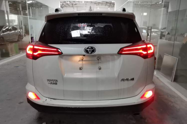 Used Toyota RAV4 2016 2.0L CVT Two-Wheel Drive Fashion Edition China V Standard Rear