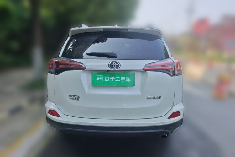 Used Toyota RAV4 2016 2.0L CVT Two-Wheel Drive Fashion Edition China V Standard Rear
