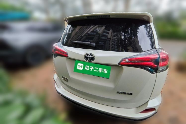 Used Toyota RAV4 2016 2.0L CVT Two-Wheel Drive Fashion Edition China V Standard Rear