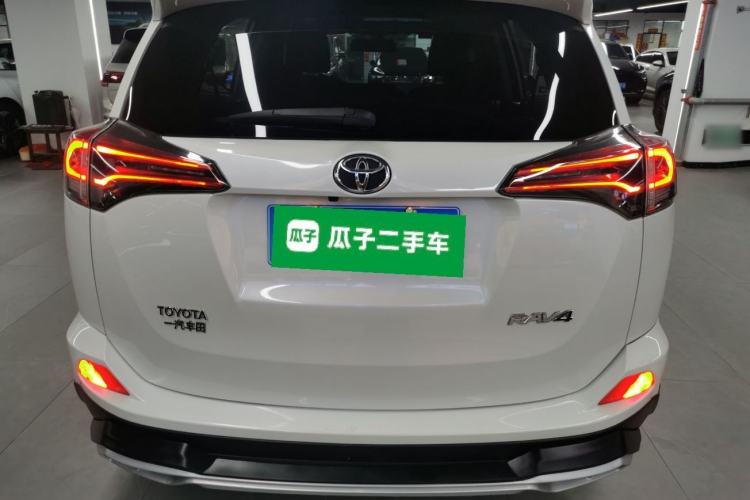 Used Toyota RAV4 2016 2.0L CVT Two-Wheel Drive Fashion Edition China V Standard Rear
