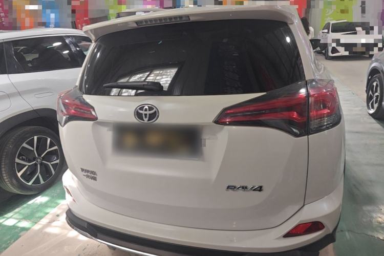 Used Toyota RAV4 2016 2.0L CVT Two-Wheel Drive Fashion Edition China V Standard Rear