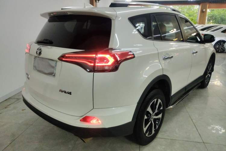 Used Toyota RAV4 2016 2.0L CVT Two-Wheel Drive Fashion Edition China V Standard Rear Right 45 Deg