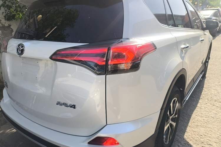Used Toyota RAV4 2016 2.0L CVT Two-Wheel Drive Smart Edition China V Standard Rear Right 45 Deg