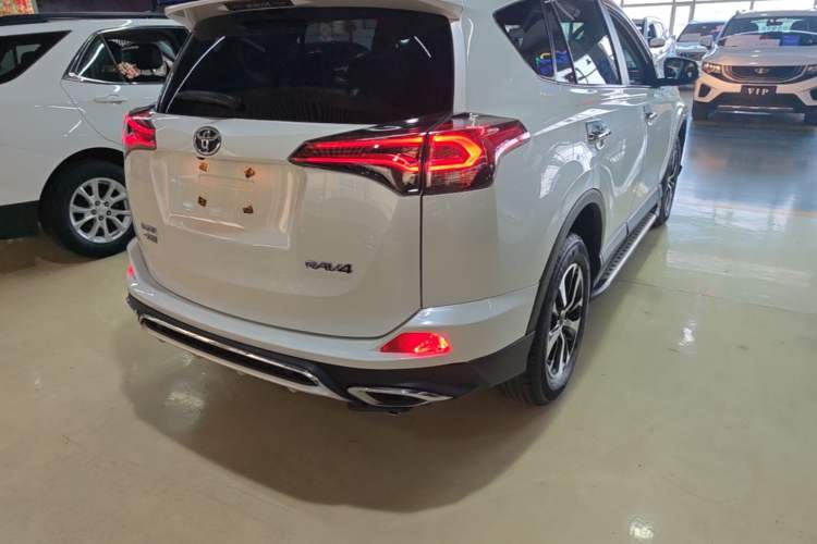 Used Toyota RAV4 2016 2.0L CVT Two-Wheel Drive Fashion Edition China V Standard Rear Right 45 Deg