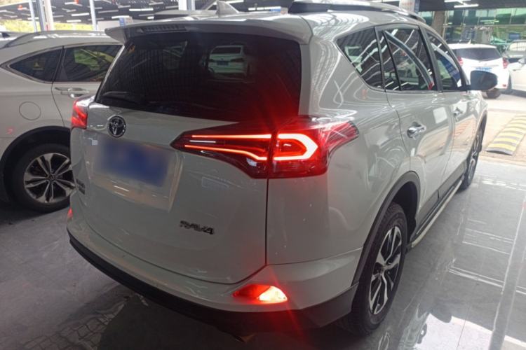 Used Toyota RAV4 2016 2.0L CVT Two-Wheel Drive Fashion Edition China V Standard Rear Right 45 Deg