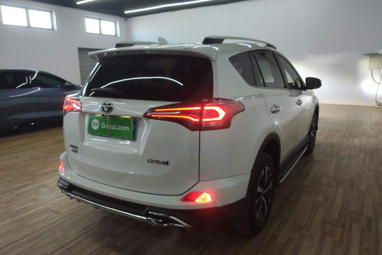 Used Toyota RAV4 2016 2.0L CVT Two-Wheel Drive Comfort Edition China V Standard Rear Right 45 Deg