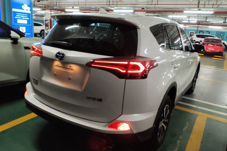 Used Toyota RAV4 2016 2.0L CVT Two-Wheel Drive Urban Edition China V Standard Rear Right 45 Deg