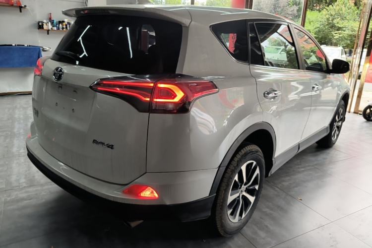 Used Toyota RAV4 2016 2.0L CVT Two-Wheel Drive Fashion Edition China V Standard Rear Right 45 Deg