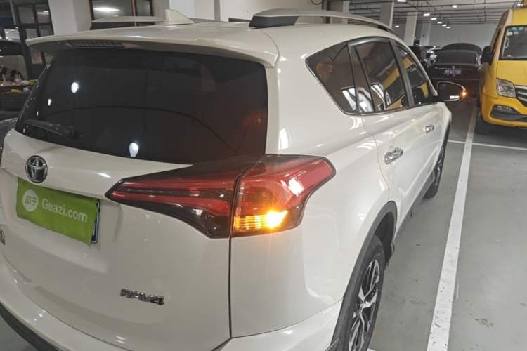 Used Toyota RAV4 2016 2.0L CVT Two-Wheel Drive Fashion Edition China V Standard Rear Right 45 Deg