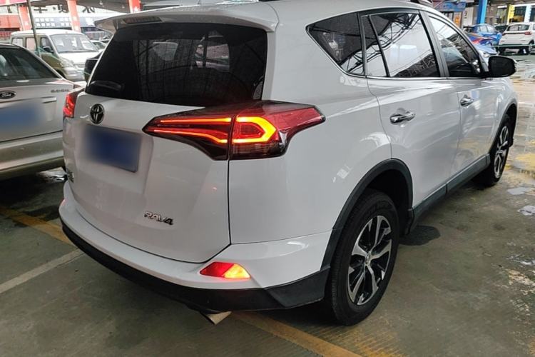 Used Toyota RAV4 2016 2.0L CVT Two-Wheel Drive Fashion Edition China V Standard Rear Right 45 Deg