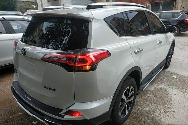 Used Toyota RAV4 2016 2.0L CVT Two-Wheel Drive Fashion Edition China V Standard Rear Right 45 Deg