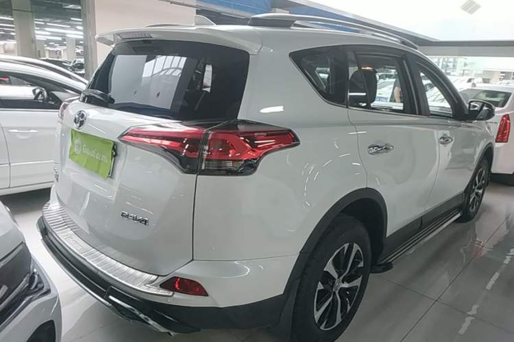 Used Toyota RAV4 2016 2.0L CVT Two-Wheel Drive Fashion Edition China V Standard Rear Right 45 Deg