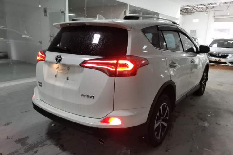 Used Toyota RAV4 2016 2.0L CVT Two-Wheel Drive Fashion Edition China V Standard Rear Right 45 Deg