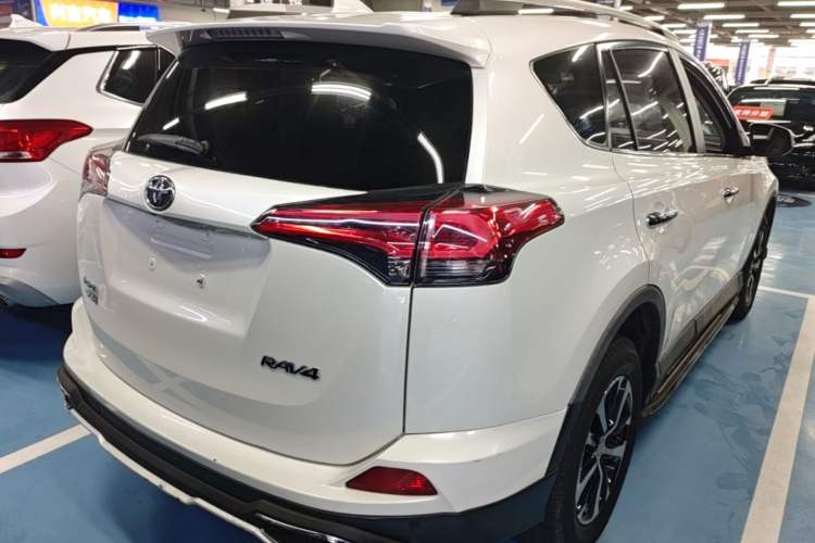 Used Toyota RAV4 2016 2.0L CVT Two-Wheel Drive Smart Edition China V Standard Rear Right 45 Deg