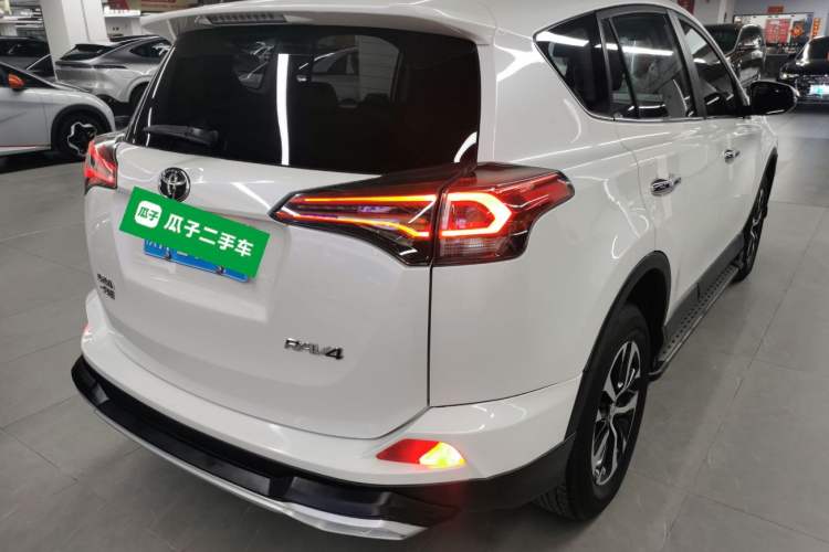 Used Toyota RAV4 2016 2.0L CVT Two-Wheel Drive Fashion Edition China V Standard Rear Right 45 Deg