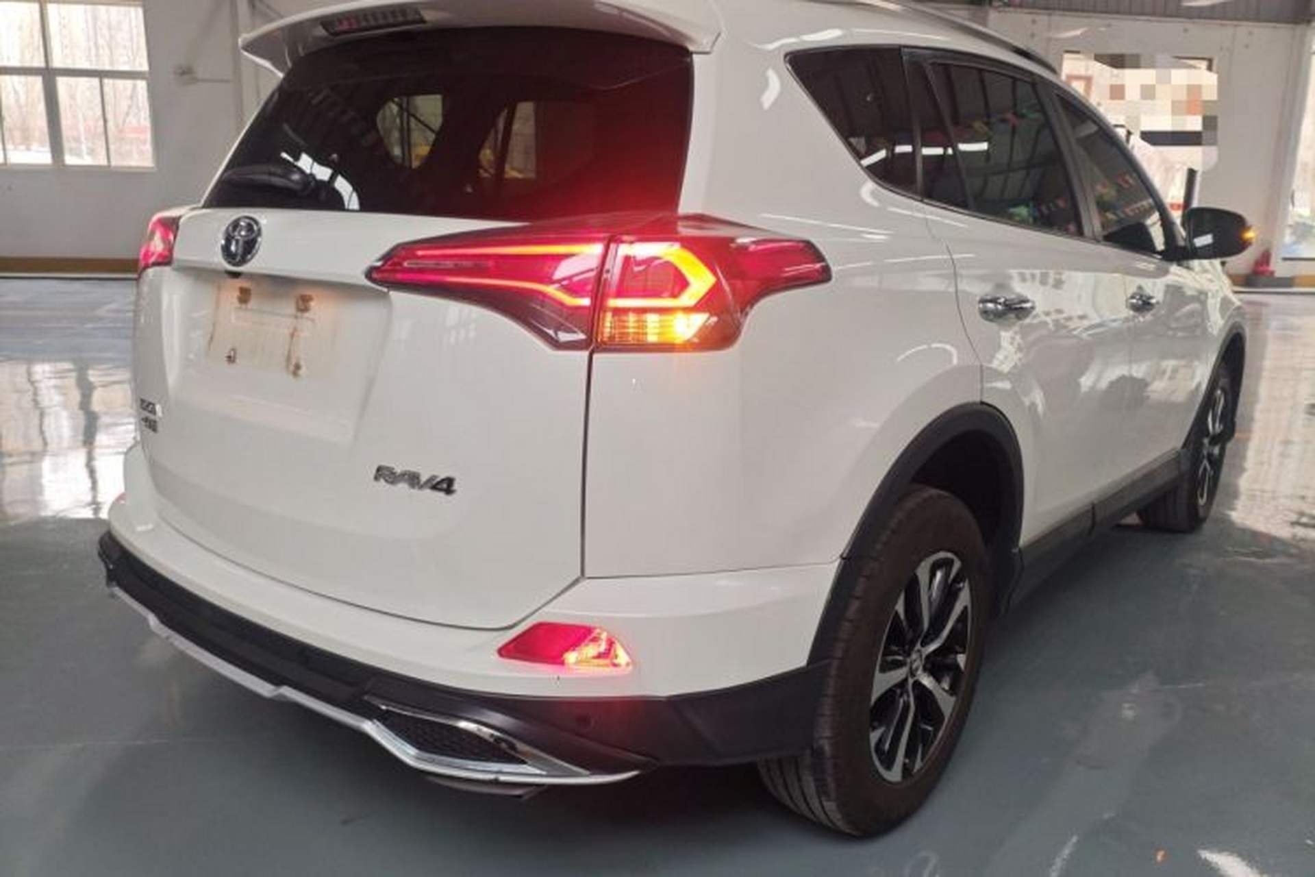 Used Toyota RAV4 2016 2.0L CVT Two-Wheel Drive Fashion Edition China V Standard Rear Right 45 Deg