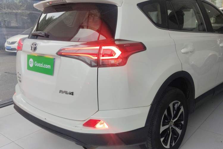 Used Toyota RAV4 2016 2.0L CVT Two-Wheel Drive Urban Edition China V Standard Rear Right 45 Deg