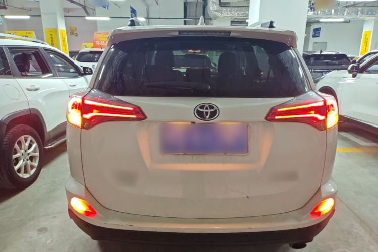 Used Toyota RAV4 2016 2.0L CVT Two-Wheel Drive Fashion Edition China V Standard Rear