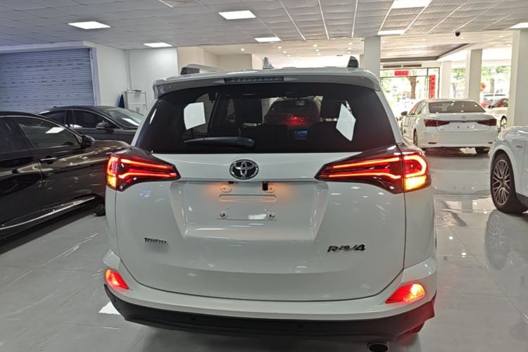 Used Toyota RAV4 2016 2.0L CVT Two-Wheel Drive Fashion Edition China V Standard Rear