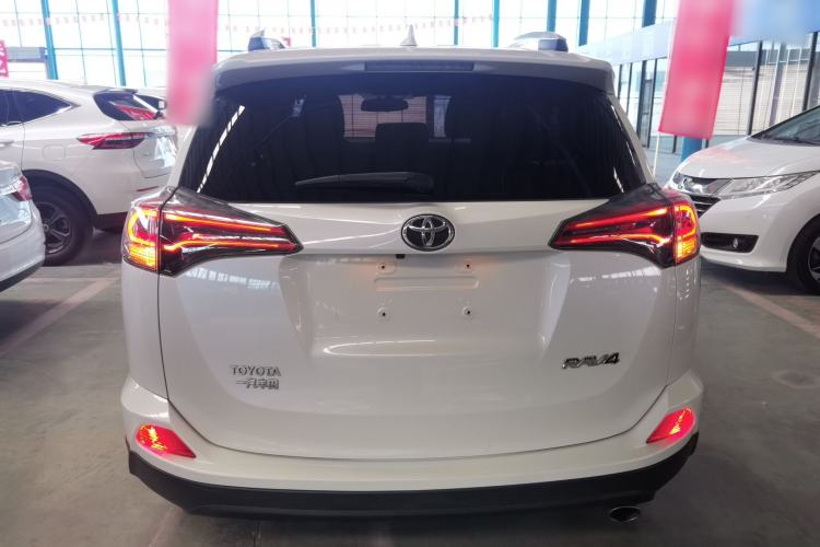 Used Toyota RAV4 2016 2.0L CVT Two-Wheel Drive Fashion Edition China V Standard Rear