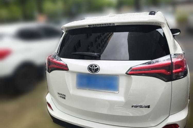 Used Toyota RAV4 2016 2.0L CVT Two-Wheel Drive Fashion Edition China V Standard Rear