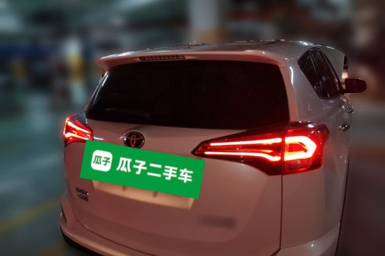 Used Toyota RAV4 2016 2.0L CVT Two-Wheel Drive Fashion Edition China V Standard Rear