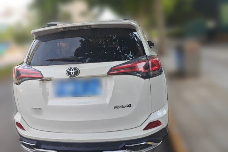Used Toyota RAV4 2016 2.0L CVT Two-Wheel Drive Fashion Edition China V Standard Rear