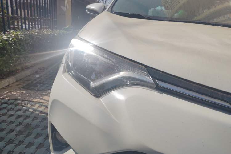 Used Toyota RAV4 2016 2.0L CVT Two-Wheel Drive Comfort Edition China V Standard Right Front Headlight
