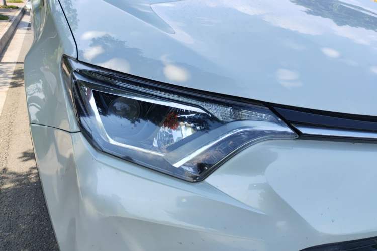 Used Toyota RAV4 2016 2.0L CVT Two-Wheel Drive Fashion Edition China V Standard Right Front Headlight