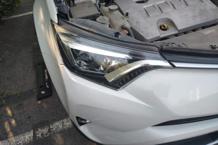 Used Toyota RAV4 2016 2.0L CVT 4x4 New Edition China V Standard Right Front Headlight