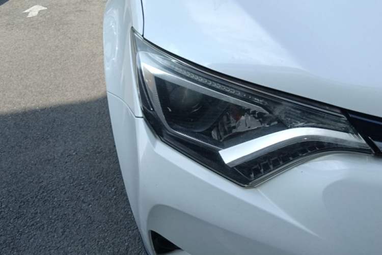 Used Toyota RAV4 2016 2.0L CVT Two-Wheel Drive Fashion Edition China V Standard Right Front Headlight