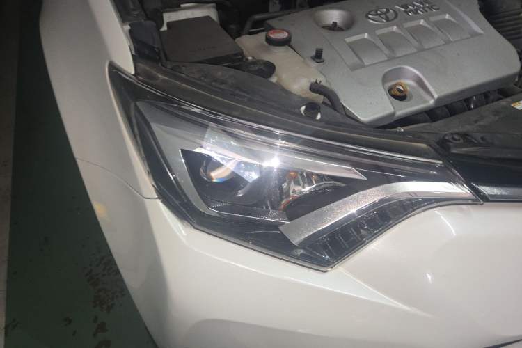 Used Toyota RAV4 2016 2.0L CVT 4x4 New Edition China V Standard Right Front Headlight