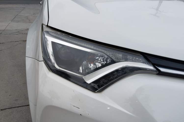 Used Toyota RAV4 2016 2.0L CVT Two-Wheel Drive Fashion Edition China V Standard Right Front Headlight