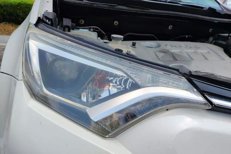 Used Toyota RAV4 2016 2.0L CVT Two-Wheel Drive Fashion Edition China V Standard Right Front Headlight