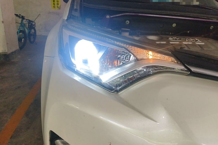 Used Toyota RAV4 2016 2.0L CVT Two-Wheel Drive Fashion Edition China V Standard Right Front Headlight