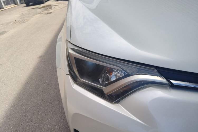 Used Toyota RAV4 2016 2.0L CVT Two-Wheel Drive Fashion Edition China V Standard Right Front Headlight