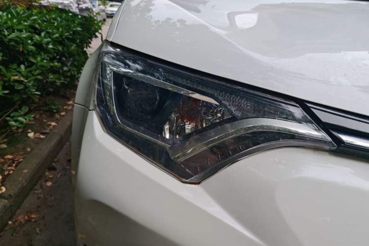 Used Toyota RAV4 2016 2.0L CVT Two-Wheel Drive Fashion Edition China V Standard Right Front Headlight