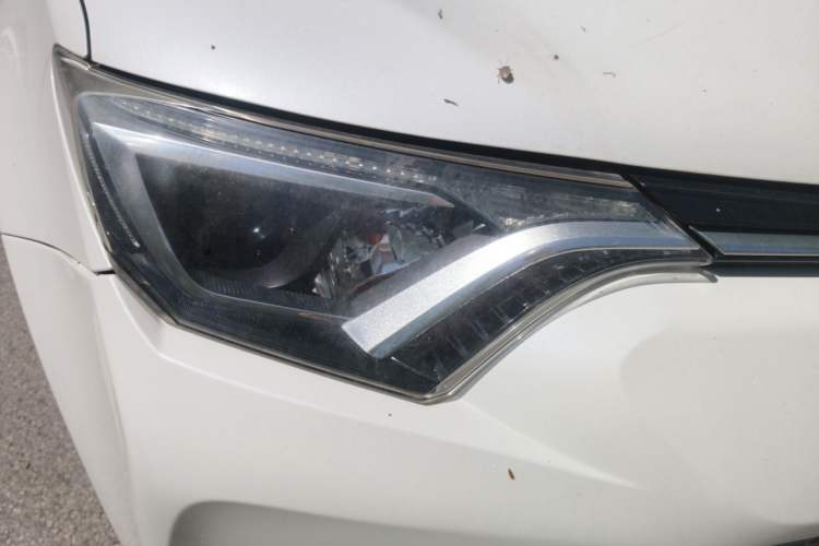 Used Toyota RAV4 2016 2.0L CVT Two-Wheel Drive Comfort Edition China V Standard Right Front Headlight