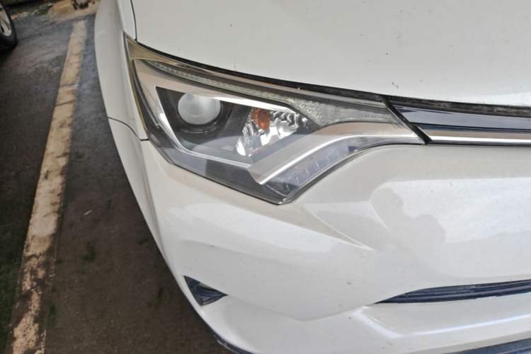 Used Toyota RAV4 2016 2.0L CVT Two-Wheel Drive Fashion Edition China V Standard Right Front Headlight