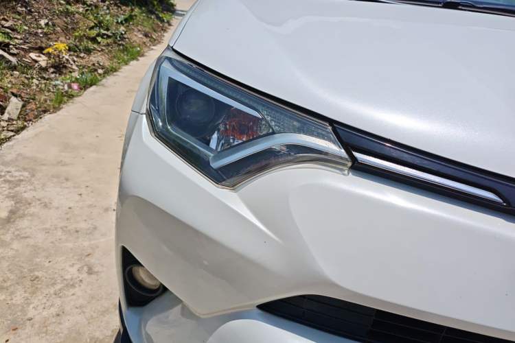 Used Toyota RAV4 2016 2.0L CVT Two-Wheel Drive Fashion Edition China V Standard Right Front Headlight