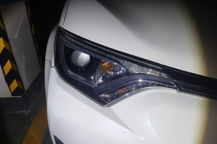 Used Toyota RAV4 2016 2.0L CVT Two-Wheel Drive Fashion Edition China V Standard Right Front Headlight
