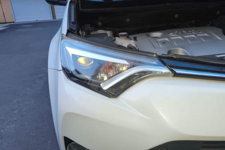 Used Toyota RAV4 2016 2.0L CVT 4x4 New Edition China V Standard Right Front Headlight