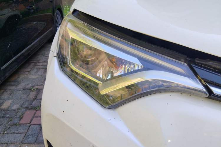 Used Toyota RAV4 2016 2.5L Automatic 4x4 Elite Edition Right Front Headlight