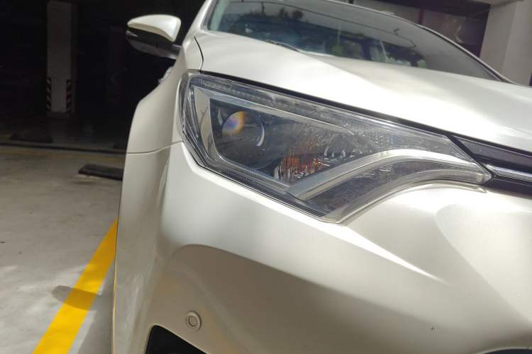 Used Toyota RAV4 2016 2.0L CVT Two-Wheel Drive Fashion Edition China V Standard Right Front Headlight