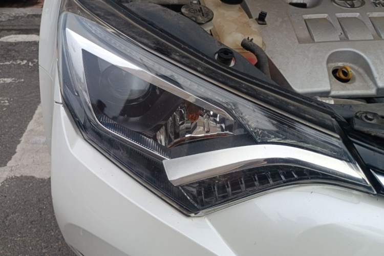 Used Toyota RAV4 2016 2.0L CVT Two-Wheel Drive Fashion Edition China V Standard Right Front Headlight